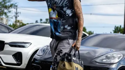 Hãy tham dự World Cup! Neymar đã trở lại Santos để bắt đầu tập luyện, chỉ nửa tháng sau ca phẫu thuật đầu gối