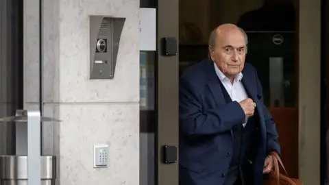 Cựu Chủ tịch FIFA Blatter: Người hâm mộ được khuyên không nên sang Mỹ xem World Cup mùa hè này