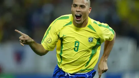 Bốn đội đã vô địch một kỳ World Cup duy nhất: Uruguay năm 1930, Ý năm 1938 và Brazil năm 1970 và 2002.
