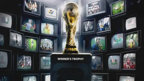 Mọi ánh mắt đều đổ dồn vào bạn! World Cup chính thức tung poster đếm ngược 100 ngày