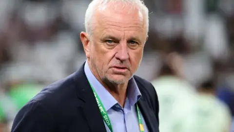 HLV Iraq: Tôi hy vọng FIFA sẽ hoãn trận play-off liên lục địa của chúng ta đến một tuần trước khi World Cup bắt đầu