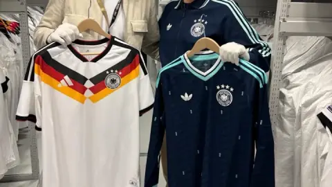 Điệu nhảy cuối cùng của Adi! Nhà thiết kế trưởng nói về áo đấu sân khách của đội tuyển Đức: cảm hứng đến từ đồng phục tập luyện trước đây