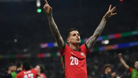 Cancelo: Được chơi cho Bồ Đào Nha là một đặc ân, lẽ ra chúng tôi nên kiểm soát trận đấu tốt hơn