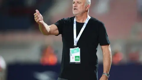 Đột nhập vào nhóm tử thần ở World Cup! HLV Iraq đùa: Có thể hỏi Pháp mượn cầu thủ được không?