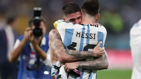 De Paul tiết lộ món quà đặc biệt Messi tặng tuyển Argentina sau World Cup 2022