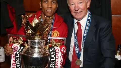 Ashley Young Treo Ủng! Ảnh chụp cùng khung hình chính thức của Manchester United: Chúc bạn nghỉ hưu vui vẻ