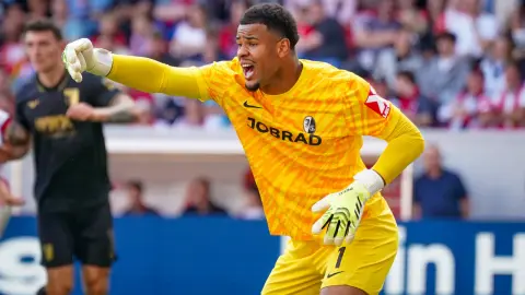 Romano: Premier League và Serie A theo chân thủ môn Artubaru của Freiburg, gần 6/7 quả phạt đền