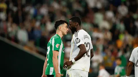 ESPN: Rudiger mâu thuẫn gay gắt với đồng đội cách đây vài tuần và Arbeloa cũng bị đồng đội thẩm vấn