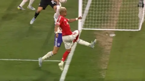 Digne để bóng chạm tay, Aston Villa thua Forest ở lượt đi