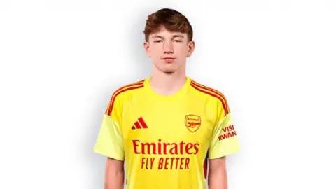Arsenal U18 khủng hoảng lực lượng, thủ môn phải đá hậu vệ