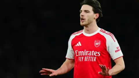 Thames: Sau trận đấu, người hâm mộ đã gây ảnh hưởng đến trọng tài để trừng phạt, và Rice có thể bị UEFA trừng phạt
