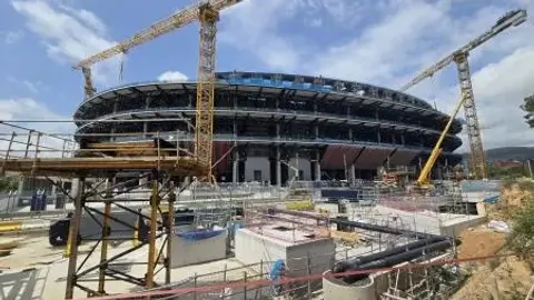 Body: Việc xây dựng Camp Nou tiếp tục và sức chứa dự kiến sẽ tăng lên khoảng 70.000 người vào cuối tháng 9