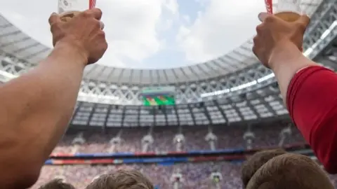 Phụ huynh mua rượu cho con trưởng thành tại World Cup có thể gặp rắc rối ở Mỹ