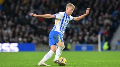 Liverpool tham gia cuộc đua giành Van Hecke