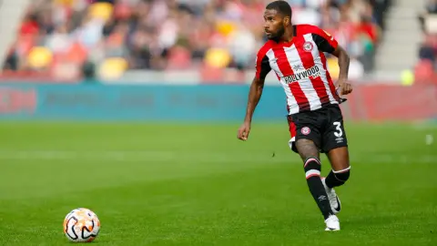 Brentford muốn kích hoạt điều khoản gia hạn với Jensen và Rico Henry