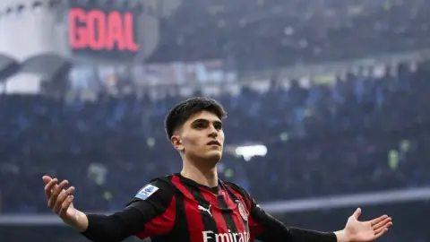 Newcastle và nhiều CLB Anh theo sát hậu vệ trẻ Bartesaghi của Milan