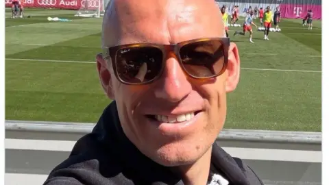 Robben trở lại sân tập Bayern, CLB chào đón huyền thoại cũ