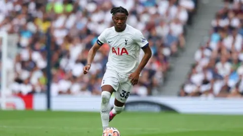 Phóng viên: Juventus quan tâm hậu vệ trái 23 tuổi Udoji của Tottenham, Di Gregorio có thể tham gia thương vụ