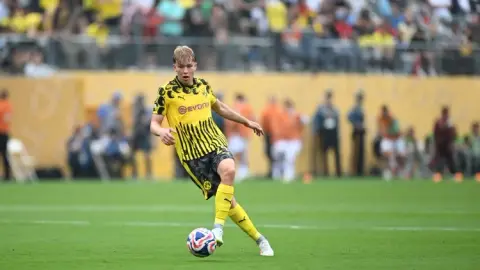 Liverpool, Arsenal và Leeds cùng theo đuổi Daniel Svensson