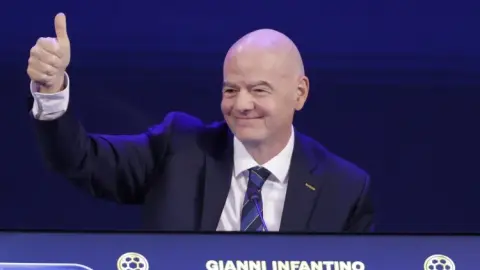 Tây Ban Nha rơi vào thế khó khi muốn ủng hộ Infantino giữa lúc UEFA im lặng
