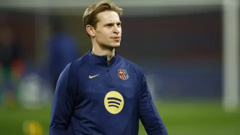 De Jong thừa nhận từng nghĩ tới chuyện rời Barca nhưng cuối cùng kiên quyết ở lại