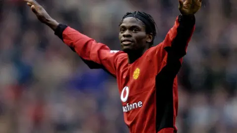 Saha: Ronaldo là mẫu cầu thủ hoàn hảo nhất, còn Messi cần một hệ thống phù hợp