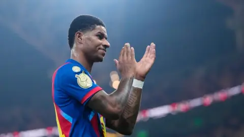 Mọi người: Rashford chơi ở vị trí tiền vệ cánh phải vào sân thay người và thực hiện những pha kiến ​​tạo chính xác. Barcelona vẫn đang cân nhắc có nên mua đứt