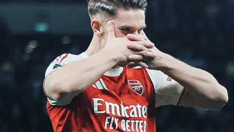 26 trận thắng và 7 trận hòa! Arsenal bất bại 33 trận sân nhà gặp Fulham, tiếp tục lập kỷ lục mới