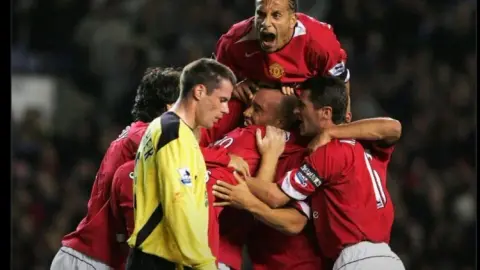 Ferdinand hâm nóng đại chiến Liverpool bằng ảnh cũ, Carragher lộ vẻ thất thần