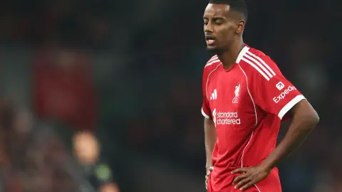 The Sun: Isak có thể lỡ derby nước Anh, Liverpool khủng hoảng trung phong
