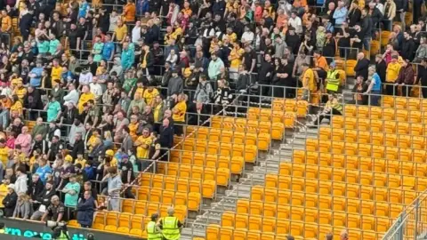 Wolves phải sơ tán một phần khán đài vì sự cố an toàn trong trận gặp Sunderland