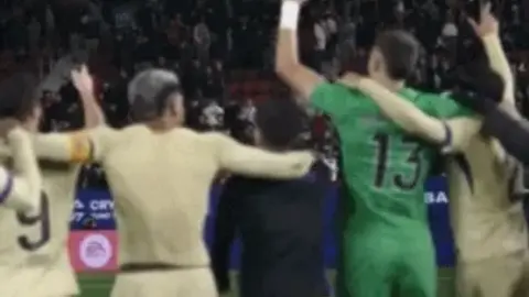 Marca: Các cầu thủ Barcelona ăn mừng cùng người hâm mộ sau trận đấu và bước vào chế độ ăn mừng chiến thắng sớm