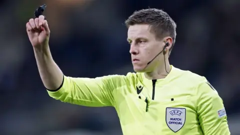 Arsenal toàn thắng khi Siebert cầm còi, Atletico vẫn chưa biết mùi chiến thắng