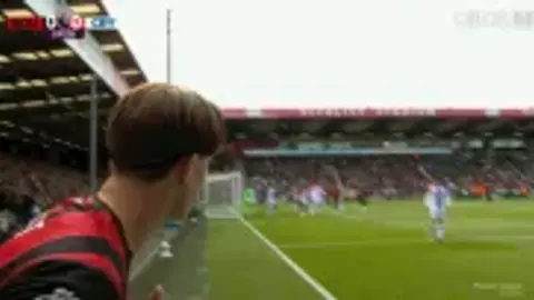 Lerma phản lưới nhà, Bournemouth mở tỷ số trước Crystal Palace