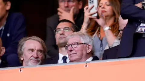 Sir Alex Ferguson nhập viện trước trận MU - Liverpool, tình hình không đáng ngại