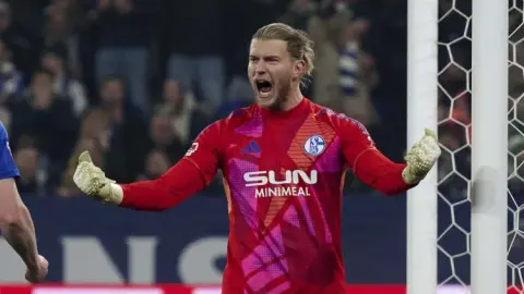 Karius ra sân dù vợ sắp sinh, góp công đưa Schalke trở lại Bundesliga