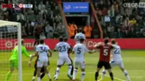 Kluivert ghi phạt đền, Bournemouth dẫn Crystal Palace 2-0