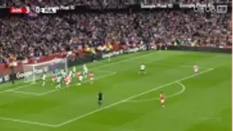lòng thương xót! Arsenal thực hiện quả phạt góc và Calafiore đánh đầu đưa bóng đi vọt xà ngang.