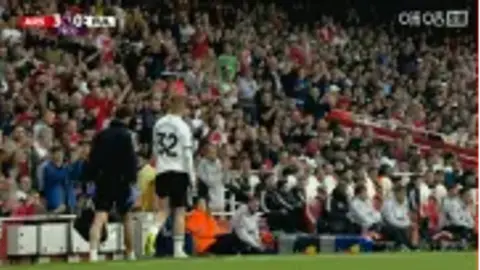 với tình yêu! Smith Rowe được thay ra do chấn thương và người hâm mộ Arsenal đã đứng dậy vỗ tay cho anh