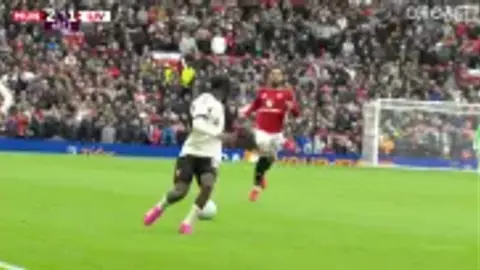 Luke Shaw cân bằng cột mốc 62 thẻ vàng Ngoại hạng Anh của Roy Keane tại MU