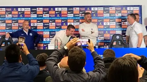 Chivu nhường họp báo sau chức vô địch cho ban huấn luyện Inter