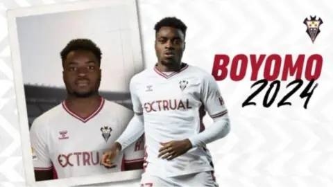 Everton, Brighton và Sunderland cùng theo dõi trung vệ Boyomo của Osasuna