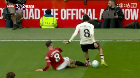 Bruno Fernandes nhận thẻ vàng sau pha vào bóng nguy hiểm với Szoboszlai