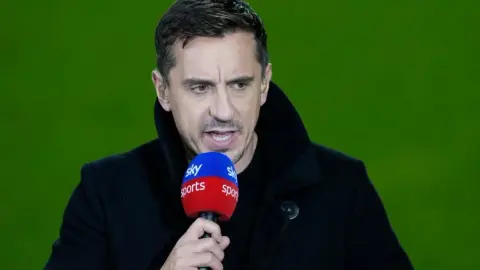 Neville cảnh báo Arsenal dễ sảy chân trước West Ham
