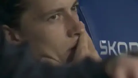 Real Madrid thắng Espanyol, phản ứng của Carreras trên ghế dự bị gây chú ý