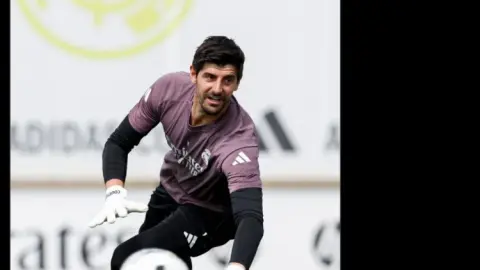 Courtois trở lại tập luyện, sẵn sàng hướng tới El Clasico