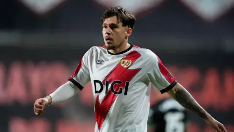 Mọi bài viết: Barcelona gia hạn quan tâm đến hậu vệ Laziu của Rayo Vallecano, điều khoản giải phóng cầu thủ là 25 triệu euro