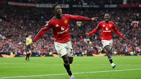 Mainoo ghi bàn quyết định trước Liverpool ngay trận đầu sau khi gia hạn với MU