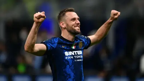 Schilla: Benfica và các CLB khác có ý định từ bỏ việc ký hợp đồng với De Vrij, trong khi Inter Milan Milan Milan đề xuất cắt giảm lương và gia hạn hợp đồng thêm 1 năm