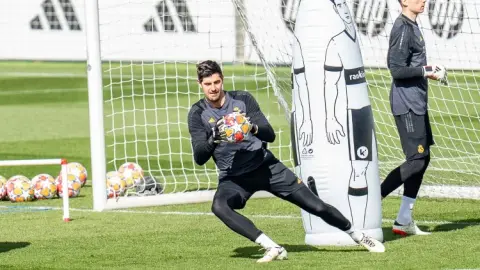 Courtois sẵn sàng đá El Clasico, Mbappe chờ kiểm tra thêm